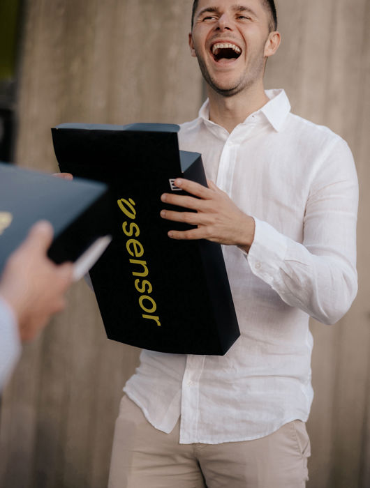 Consultant Sensor Is Blij Met Zwarte Doos Met Gele Letters